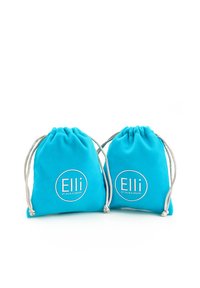 Két türkiz színű, puha anyagból készült húzózsinóros táska, mindkettőn a mögöttes fehér színű "Elli by Julie & Grace" logó látható elöl.