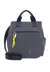 Handväska med marinblå mönster, dubbla handtag, avtagbar axelrem, framficka med dragkedja och gul accent för stängning.