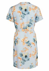 Robe bleu clair à manches courtes avec motif floral orange et gris et ceinture en tissu assortie à la taille, vue de dos.