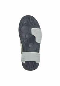 Schuhsohle mit einer schwarzen, strukturierten Gumm-Oberfläche, die kreisförmige Muster aufweist und einen grauen Gummieinsatz in der Nähe der Ferse für zusätzlichen Grip und Unterstützung bietet.
