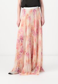 Faltenmaxikleid aus leichtem Stoff mit einem pastellfarbenen Blumenmuster in Rosa- und Pfirsichtönen, abgeschlossen mit einem weißen Bund.