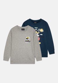 Dva dukserice dugih rukava: jedna siva s printom Mickey Mousea i jedna tamnoplava s grafikom suncem i oblacima. Mješavina pamuka, opušteni kroj.