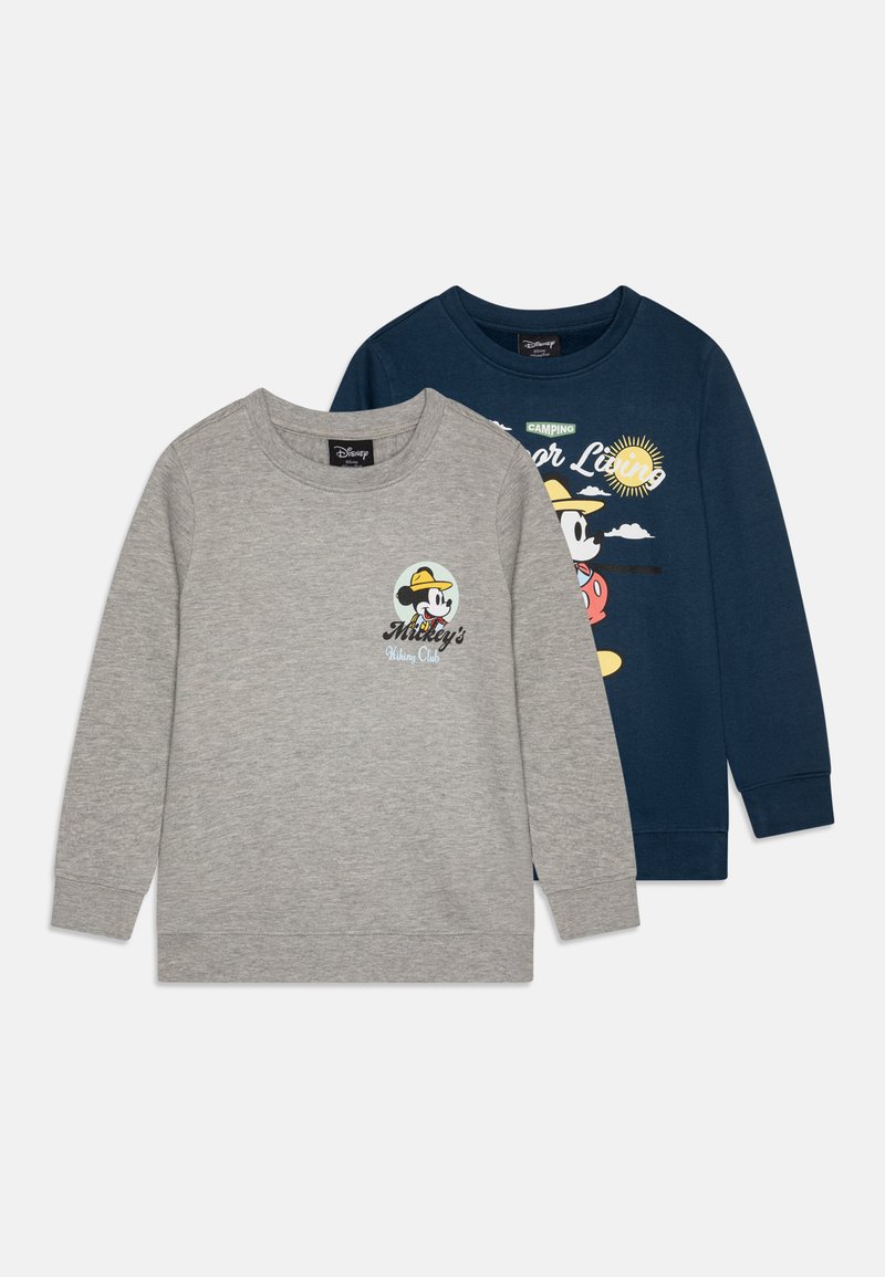 Dva dukserice dugih rukava: jedna siva s printom Mickey Mousea i jedna tamnoplava s grafikom suncem i oblacima. Mješavina pamuka, opušteni kroj.