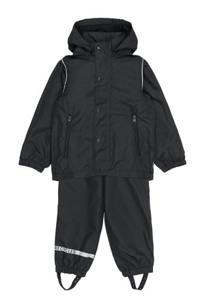 Set di giacca e pantaloni impermeabili neri. Caratteristiche includono accenti riflettenti, tasche con zip e polsini elasticizzati. Realizzato con materiali riciclati.