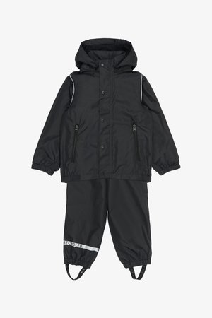 Juodas orui atsparus striukės ir kelnių komplektas. Įrengtas atspindinčiais akcentais, užtrauktukais užsegamomis kišenėmis ir elastinėmis rankovėmis. Pagamintas iš perdirbtų medžiagų.