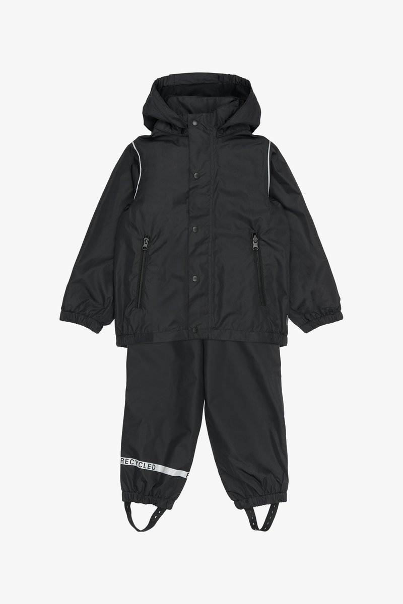 Juodas orui atsparus striukės ir kelnių komplektas. Įrengtas atspindinčiais akcentais, užtrauktukais užsegamomis kišenėmis ir elastinėmis rankovėmis. Pagamintas iš perdirbtų medžiagų.