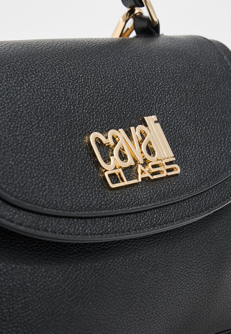 Sac à main en cuir noir avec une surface texturée, un rabat arrondi et un logo « Cavalli Class » en doré bien visible à l'avant.