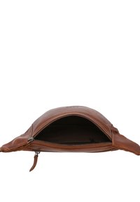 Borsa a pochette in pelle marrone con texture liscia, forma curvata e zip superiore. Interno in tessuto marrone scuro con un unico scomparto.