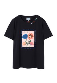 Must lühikeste varrukatega t-särk, mille keskosas on värvikas lille- ja karumotiiviga plaastri kujundus, millel on laineserv ja mängulised kaelaaktsendid.