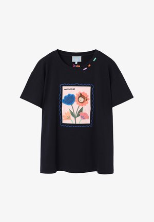 Juoda trumpomis rankovėmis marškinėliai su spalvingu gėlių ir meškos dizainu centrinėje dėmėje, su banguotomis kraštinėmis ir žaismingais kaklo akcentais.