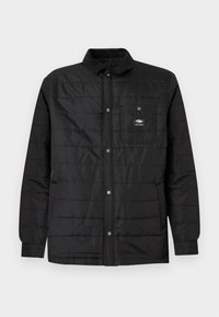Czarna pikowana kurtka z zapinanym na guziki przodem, krótkim kołnierzem i kieszenią na piersi z małym logo. Wykonana z gładkiego, trwałego materiału.