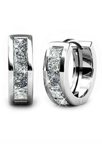 Boucles d'oreilles en argent en forme de créoles avec une finition polie, ornées d'une rangée de diamants factices rectangulaires scintillants incrustés à l'avant.