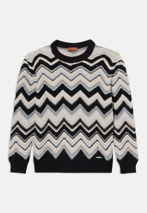 Pleteni pulover s okroglim izrezom, ki ima zigzagne vzorce v odtenkih črne, sive, bež in svetlo modre barve. Ribasti zaključki na rokavih in robu.