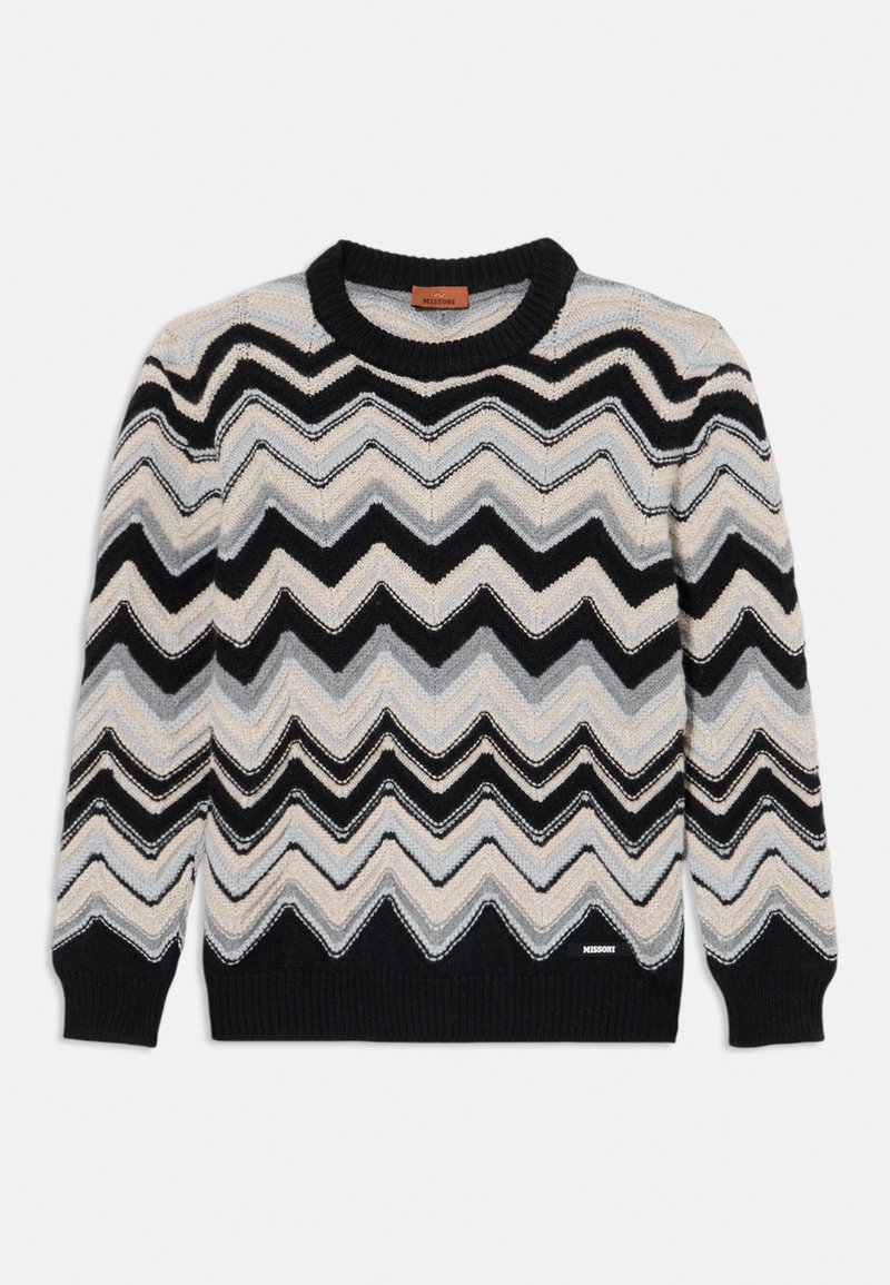Pleteni pulover s okroglim izrezom, ki ima zigzagne vzorce v odtenkih črne, sive, bež in svetlo modre barve. Ribasti zaključki na rokavih in robu.
