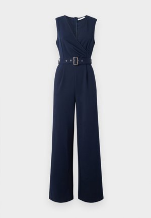 Salopetă bleumarin cu decolteu în stil fustă, design fără mâneci, pantaloni evazați, talie cu curea și fermoar ascuns la spate.
