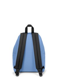 Světle modrý batoh s černými popruhy, kulatým tvarem a horní rukojetí. Materiál je hladký, bez viditelných vzorů nebo akcentů.