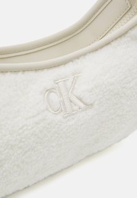 Calvin Klein Jeans TEDDY SHOULDERBAG - Borsa a mano - ivory