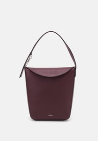 Calvin Klein SOFT SCULPT BUCKET BAG - Bolso de mano - oxblood