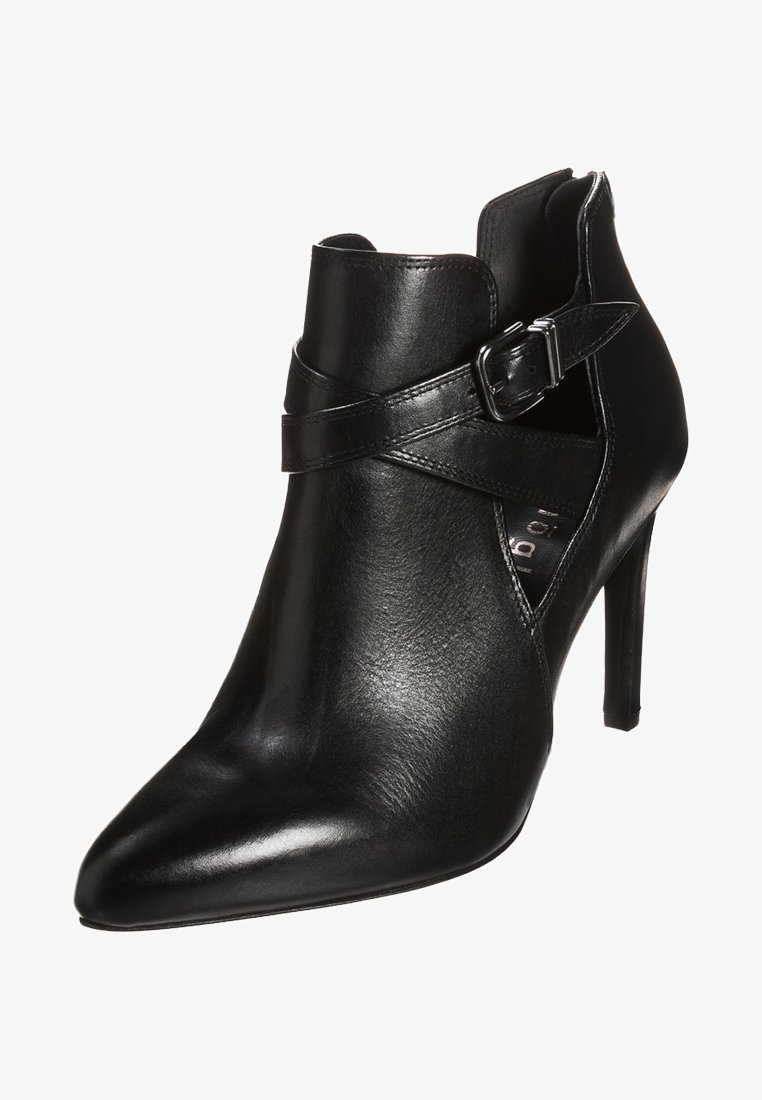 Czarne skórzane botki za kostkę z szpiczastym noskiem, wysokim obcasem typu stiletto oraz regulowanym paskiem z metalowym zapięciem w kolorze srebrnym.