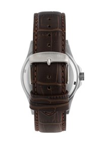 Braunes Lederarmband mit Krokodilmuster und kontrastierender Naht, gesichert durch eine silberne Edelstahl-Dornschließe. Silbernes Gehäuse und Krone.