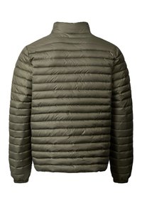 Olivově zelená prošívaná bunda s vodorovným prošíváním, vysokým límcem a elastickými manžetami, pohled zezadu.