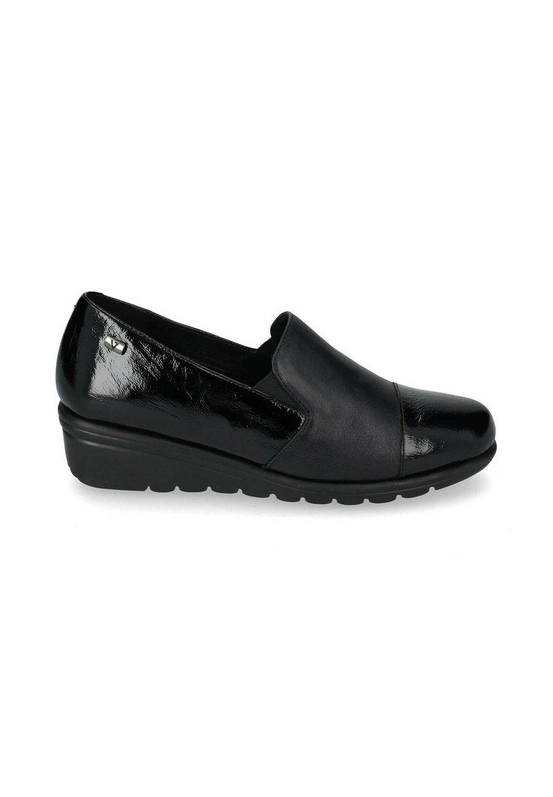 Scarpe slip-on nere in pelle con finitura lucida, dotate di tacco a zeppa e punta arrotondata. Accentuate da un motivo testurizzato sulla parte anteriore.