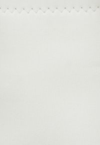 Weißes Stoffmuster mit glatter Textur und feinem Rippmuster, das an der Oberkante mit einem Zickzackschnitt versehen ist.