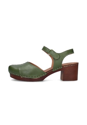 Sandalo stile zoccolo in pelle verde con cinturino regolabile alla caviglia e tacco a blocco in legno spesso.