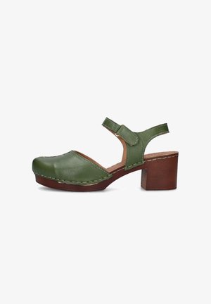 Sandalo stile zoccolo in pelle verde con cinturino regolabile alla caviglia e tacco a blocco in legno spesso.