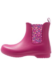 Stivaletto alla caviglia in gomma rosa con un pannello in tessuto colorato e screziato e linguetta posteriore. Esterno liscio con punta arrotondata.