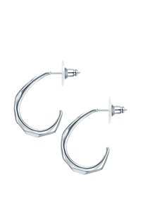 Silvermetallringar med en vriden, abstrakt design. Utrustad med en stiftstängning och genomskinlig bakgrund. Slät, reflekterande yta.