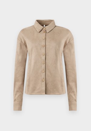 Camicia beige a maniche lunghe realizzata in tessuto morbido, con chiusura a bottoni sul davanti in legno e un design colletto classico.