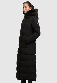 Langer schwarzer Puffer-Mantel mit Kapuze, ausgestattet mit einem Kragen aus Fellimitat, steppdesign, seitlichen Taschen und Reißverschluss-Details.