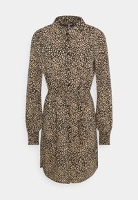 Abito camicia a maniche lunghe in beige con un motivo astratto nero. Presenta un colletto, bottoni lungo la parte anteriore e una vita con lacci.