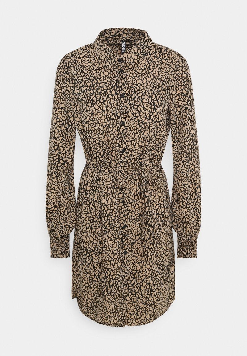 Abito camicia a maniche lunghe in beige con un motivo astratto nero. Presenta un colletto, bottoni lungo la parte anteriore e una vita con lacci.