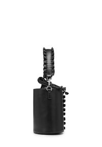 Borsa a secchiello nera in pelle con tracolla testurizzata che presenta dettagli arricciati. Base arrotondata e chiusura con cordoncino regolabile.