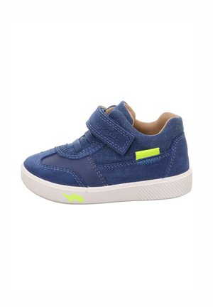 Blaue Wildleder- und Synthetiksneaker mit einem Klettverschluss, weißer Sohle und neongelben Akzenten. Verfügt über kontrastierende Nähte und strukturierte Bereiche.