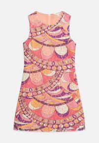 Bezramenné šaty s živým, vícebarevným vzorem v růžových, fialových a oranžových odstínech. Hladká, lehká tkanina s geometrickými vzory.