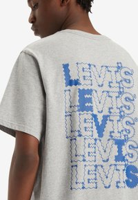 Levi's® RELAXED FIT GRAPHIC TEE - Camiseta básica - zigzag headline