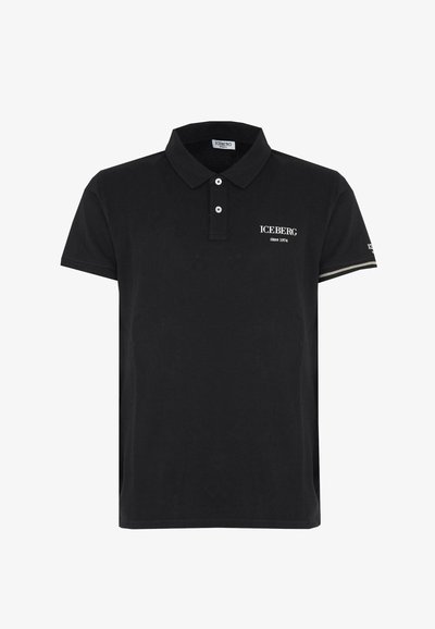Polo nero in materiale cotone con colletto a tre bottoni, logo "ICEBERG" bianco e dettagli a strisce contrastanti sulle maniche.
