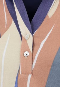 Flerfärgad skjorta med knappar som har en blandning av beige, brun och blå abstrakta mönster. Mjukt, ribbat tyg med krage.