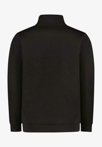 Zwarte trui met hoge kraag en lange mouwen, gemaakt van zachte stof met een gladde textuur en zonder zichtbare patronen of details.