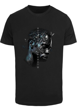 T-shirt nera con profilo laterale blu del volto di un uomo, farfalle sul viso e intorno a esso, e testo verticale "Butterfly Effect."