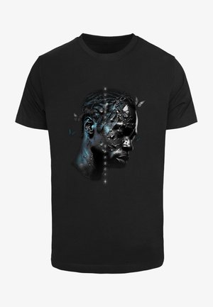 T-shirt noir avec profil latéral bleu du visage d'un homme, papillons sur et autour du visage, et texte vertical « Butterfly Effect .»