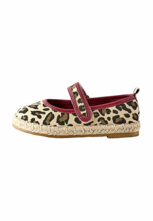 Kinderflacher Schuh mit Leopardenmuster-Stoff, bordeauxfarbenem Rand und Riemen, geflochtener Jutesohle und Gummiboden.