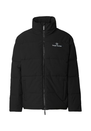 Černá prošívaná bunda s vysokým límcem, předním zipem a logem na levé straně hrudi. Má prošívaný vzor a boční kapsy.