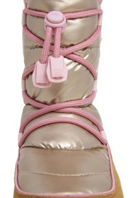 Stivale imbottito con una tomaia in oro metallico e accenti rosa. Presenta lacci elastici con toggles e una suola marrone texturizzata.