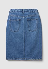 Jupe en denim, bleu foncé, longueur genou, avec une coupe droite. Elle possède deux poches à l'arrière et une ceinture avec passants. Couture renforcée visible.