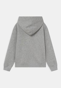 Šedá bavlněná mikina s kapucí, dlouhými rukávy a žebrovanými manžetami a lemem. Měkká textura s hladkým povrchem a minimálním šitím.