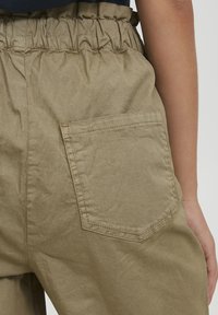 Oxmo OXCONZI REGULAR FIT - Pantaloni - mottled beige